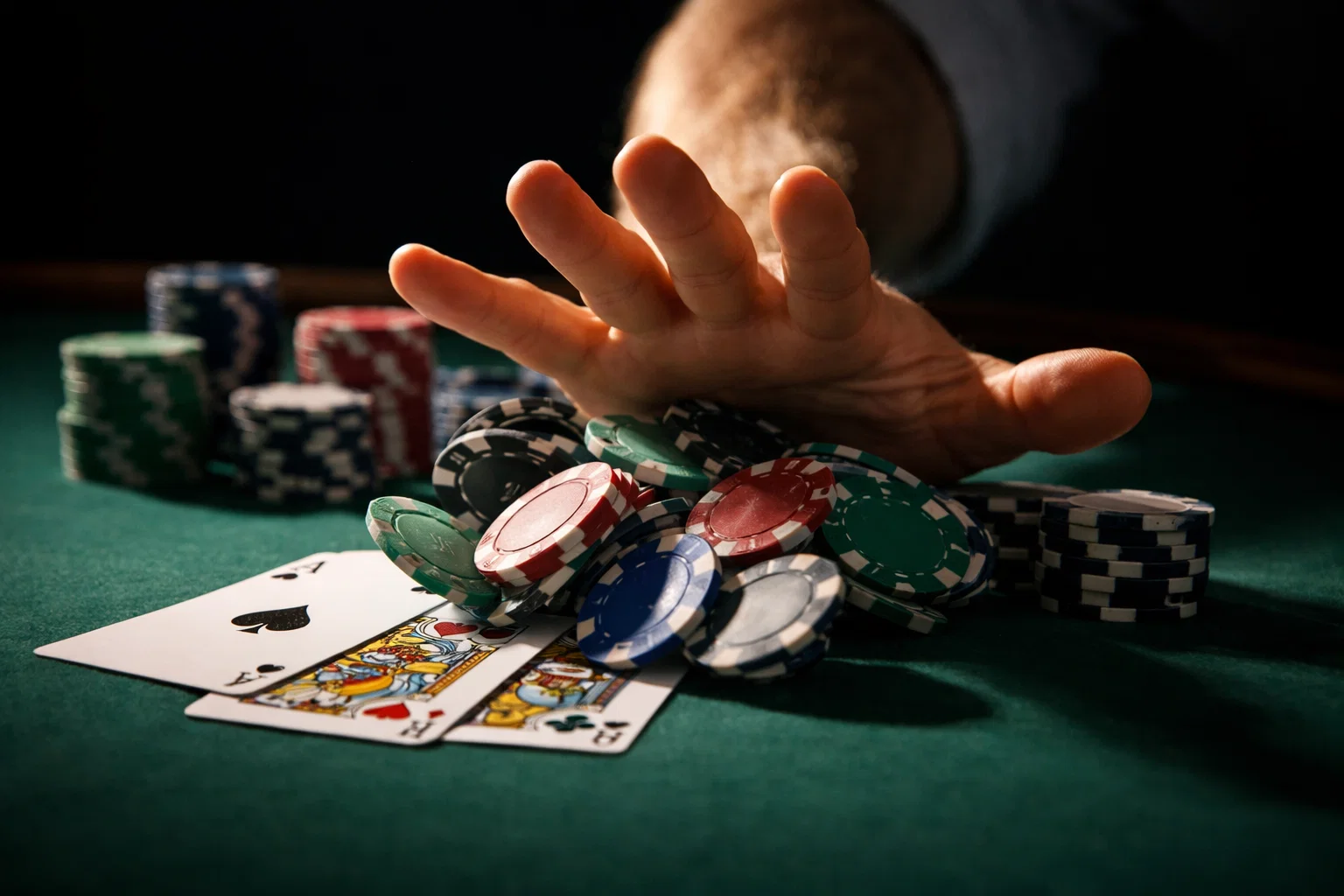 Main brisant symboliquement des jetons de casino, représentant la reprise de contrôle